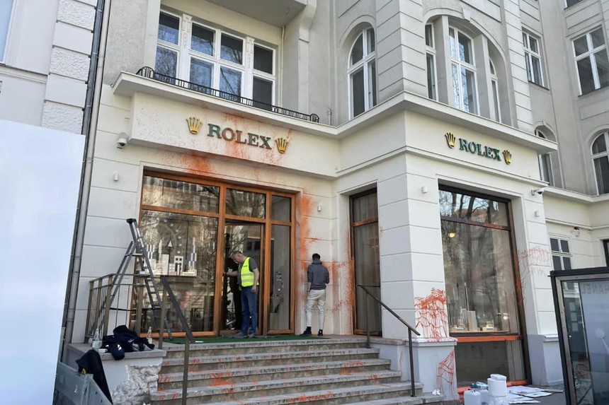 Các cửa hàng đồ hiệu ở Đức liên tiếp bị tạt sơn vì mâu thuẫn giàu nghèo, dân tình tranh cãi gay gắt: Là ngớ ngẩn, ấu trĩ hay tiếp tay cho nhãn hàng? - Ảnh 5.