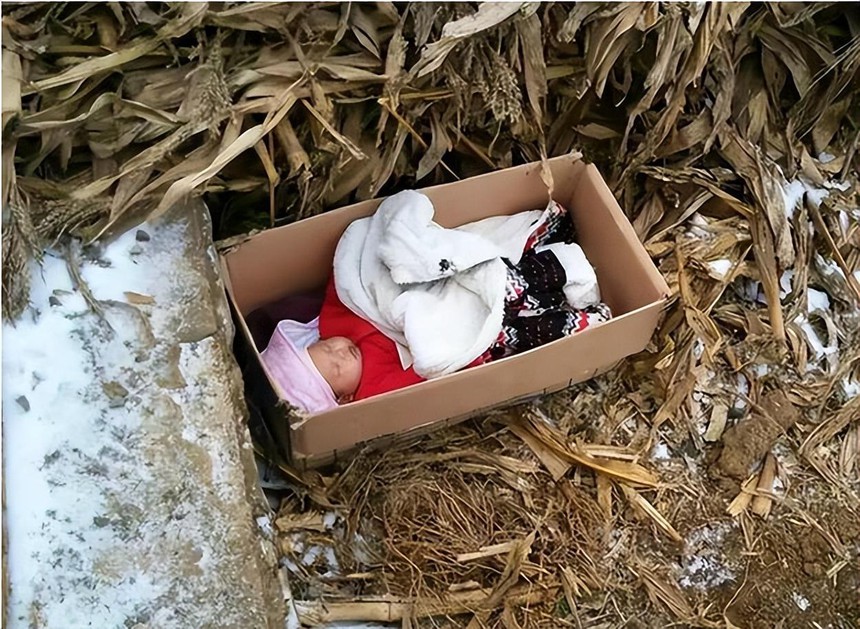 Nhận nuôi đứa trẻ bị bỏ rơi bên đường, 26 năm sau người đàn ông nhặt rác được báo đáp cuộc sống giàu có, du lịch khắp nơi - Ảnh 1.