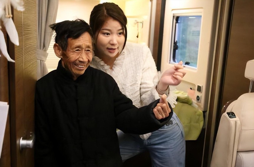 Nhận nuôi đứa trẻ bị bỏ rơi bên đường, 26 năm sau người đàn ông nhặt rác được báo đáp cuộc sống giàu có, du lịch khắp nơi - Ảnh 2.