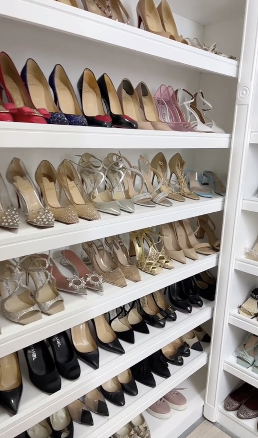 Chiêm ngưỡng căn penthouse trắng của CEO dùng kem dưỡng 42 triệu: bồn tắm bao trọn view Landmark 81, có thư viện hơn 2000 cuốn sách - Ảnh 14.