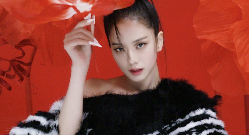 (TIN CN) Danh tiếng vươn tầm quốc tế, Jisoo Blackpink vẫn kém ngoại ngữ? - Ảnh 2.
