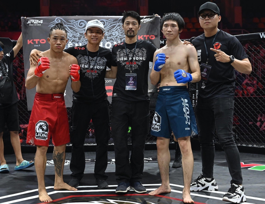 Sắm vai HLV, Nguyễn Trần Duy Nhất bất lực nhìn học trò bị đệ tử Johnny Trí Nguyễn hạ đo ván sau 28 giây - Ảnh 6. Sắm vai HLV, Nguyễn Trần Duy Nhất bất lực nhìn học trò bị đệ tử Johnny Trí Nguyễn hạ đo ván sau 28 giây - Ảnh 6.