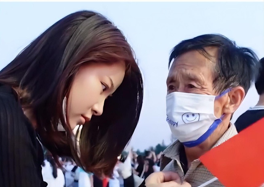 Nhận nuôi đứa trẻ bị bỏ rơi bên đường, 26 năm sau người đàn ông nhặt rác được báo đáp cuộc sống giàu có, du lịch khắp nơi - Ảnh 4.