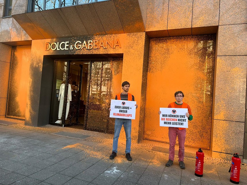 Các cửa hàng đồ hiệu ở Đức liên tiếp bị tạt sơn vì mâu thuẫn giàu nghèo, dân tình tranh cãi gay gắt: Là ngớ ngẩn, ấu trĩ hay tiếp tay cho nhãn hàng? - Ảnh 2.