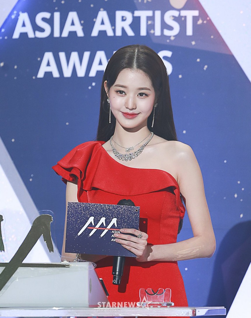 Nữ thần gen 4 gây sốc với đãi ngộ khủng dù mới debut 3 năm: Dát lên người hơn 5 tỷ hàng hiệu, là Đại sứ 'hàng thật' chứ không bị hãng ỡm ờ như NewJeans - Ảnh 2. Nữ thần gen 4 gây sốc với đãi ngộ khủng dù mới debut 3 năm: Dát lên người hơn 5 tỷ hàng hiệu, là Đại sứ 'hàng thật' chứ không bị hãng ỡm ờ như NewJeans - Ảnh 2.