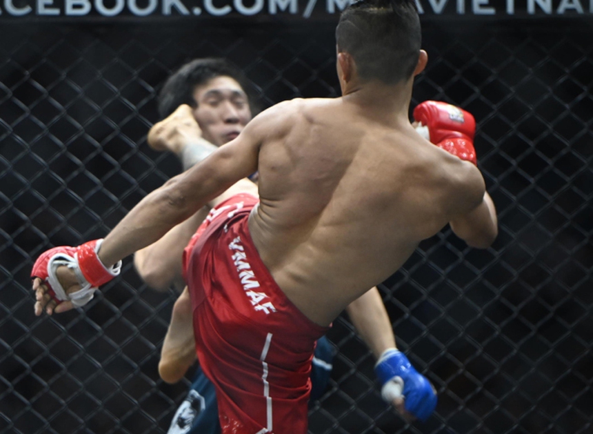 Sắm vai HLV, Nguyễn Trần Duy Nhất bất lực nhìn học trò bị đệ tử Johnny Trí Nguyễn hạ đo ván sau 28 giây - Ảnh 5. Sắm vai HLV, Nguyễn Trần Duy Nhất bất lực nhìn học trò bị đệ tử Johnny Trí Nguyễn hạ đo ván sau 28 giây - Ảnh 5.