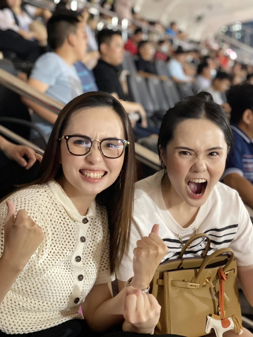 Cách livestream kiếm tiền tỷ khi yêu cầu thủ: Ăn mặc thế nào hay hớ hênh đều tính sẵn, tin đồn ập đến vẫn xử khéo để khách liên tục "chốt đơn" - Ảnh 5.