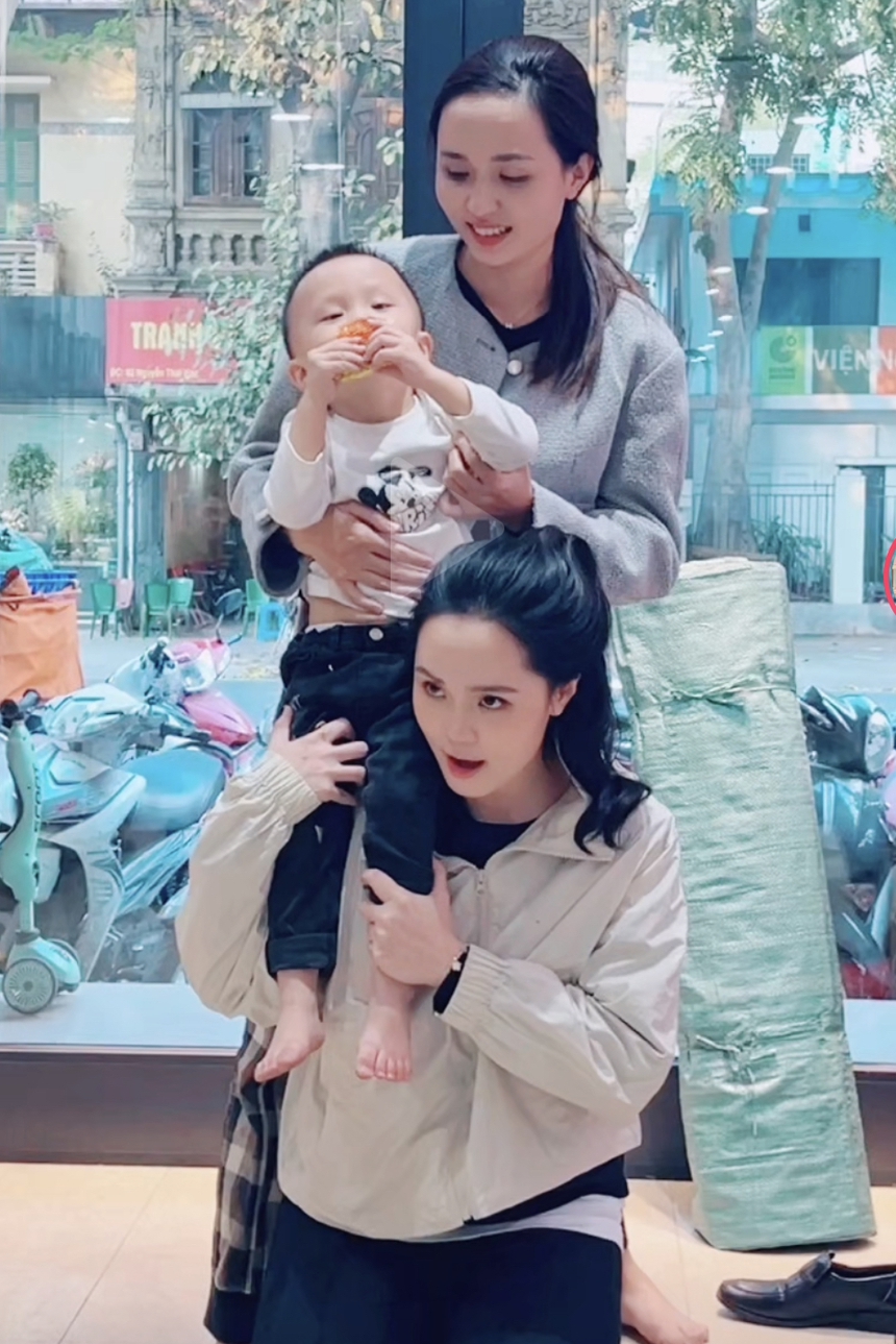 Quỳnh Anh diện đồng hồ trị giá cả tỷ đồng được cầu thủ Duy Mạnh tặng khi livestream bán hàng - Ảnh 3.