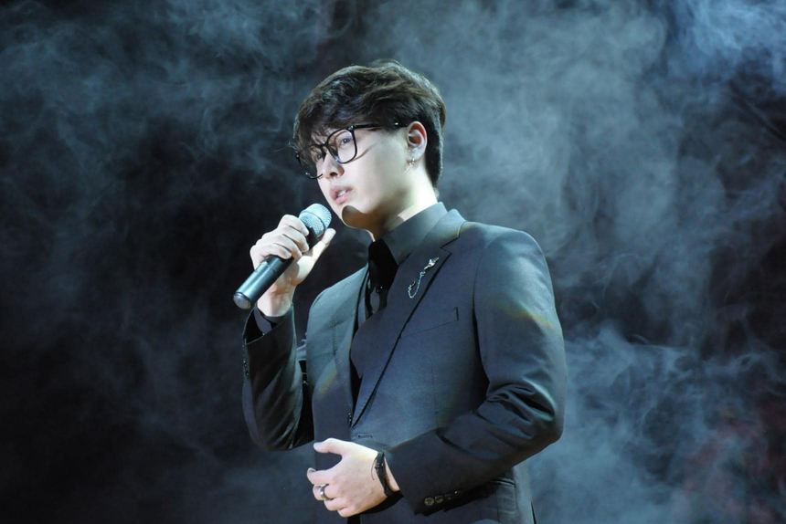 Truy tìm profile nam ca sĩ indie gây sốt với ngoại hình giống diễn viên Reply 1988, lần đầu hát live được khen "quá ổn áp"! - Ảnh 1.