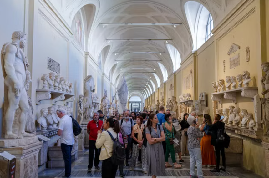 Những lần "nghịch dại" của du khách khi đi du lịch khiến dân địa phương cực kỳ khó chịu, có người bị trục xuất, có người thì bị cấm vĩnh viễn - Ảnh 3.