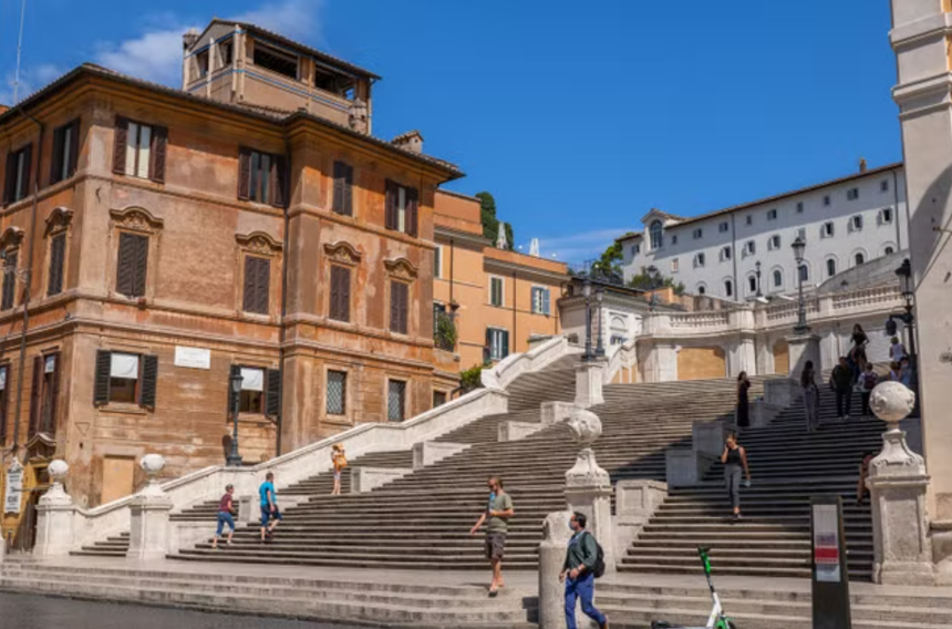 Những lần "nghịch dại" của du khách khi đi du lịch khiến dân địa phương cực kỳ khó chịu, có người bị trục xuất, có người thì bị cấm vĩnh viễn - Ảnh 4.