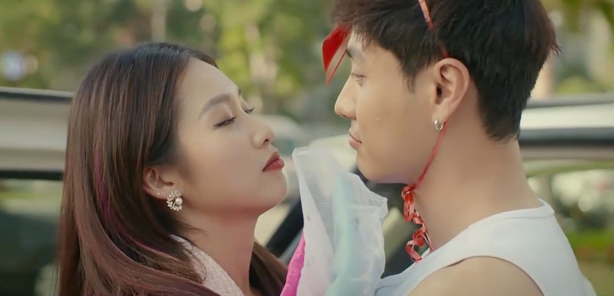 Gia đình mình vui bất thình lình: Sự thật không như là mơ phía sau cảnh Thanh Sơn trốn trong ô tô của Khả Ngân - Ảnh 4. Gia đình mình vui bất thình lình: Sự thật không như là mơ phía sau cảnh Thanh Sơn trốn trong ô tô của Khả Ngân - Ảnh 4.