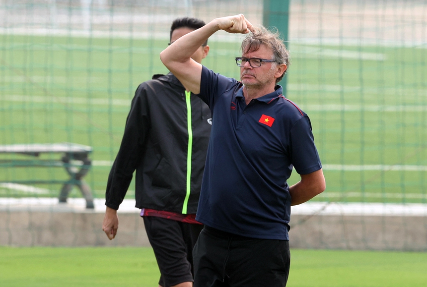 Bóng lăn trong tuần: Tin ở HLV Troussier - Ảnh 1.