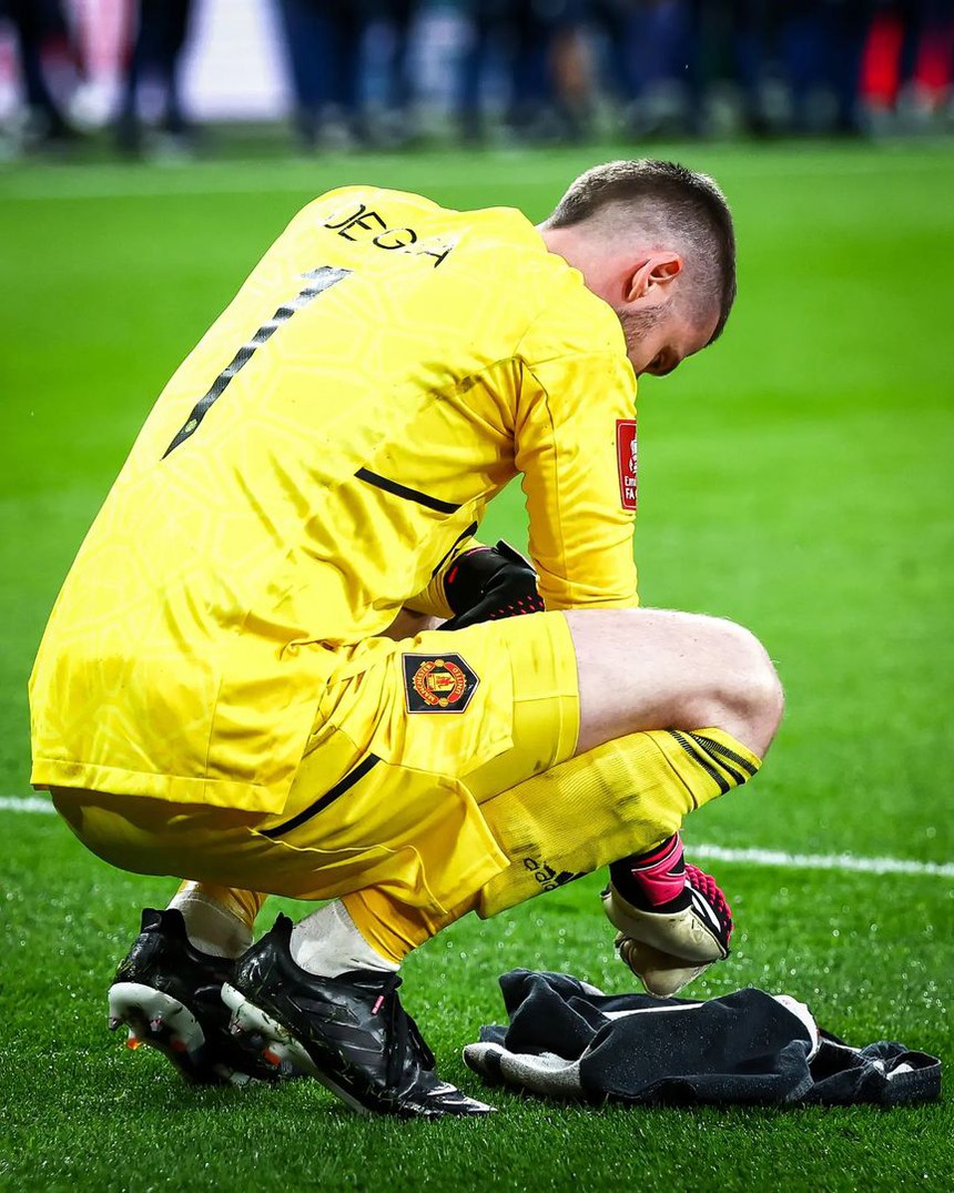 De Gea gây sốt với màn 'xem phao' trong loạt sút luân lưu của MU, tạo ra cái kết cực khó tin - Ảnh 6.