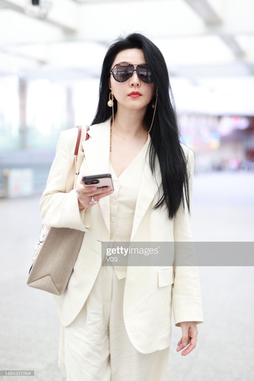 Đẳng cấp nhan sắc Phạm Băng Băng tại sân bay qua “ống kính tử thần”: Cứ ngỡ hình fan chụp, lung linh như cảnh phim về giới tài phiệt - Ảnh 4.