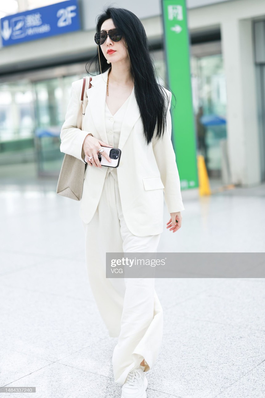 Đẳng cấp nhan sắc Phạm Băng Băng tại sân bay qua “ống kính tử thần”: Cứ ngỡ hình fan chụp, lung linh như cảnh phim về giới tài phiệt - Ảnh 3.
