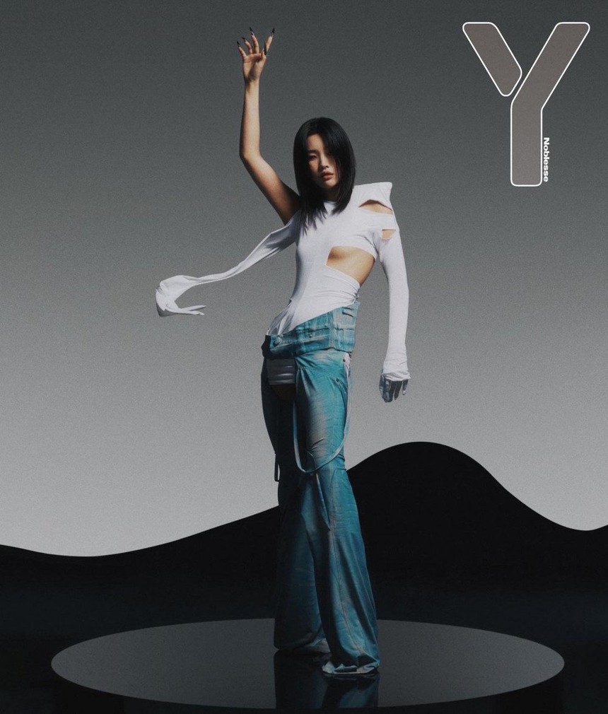 Cùng đu trend 'underboob': Jennie được khen tới tấp, HyunA gây thót tim vì độ bạo, có idol gen 4 gây tranh cãi - Ảnh 9. Cùng đu trend 'underboob': Jennie được khen tới tấp, HyunA gây thót tim vì độ bạo, có idol gen 4 gây tranh cãi - Ảnh 9.