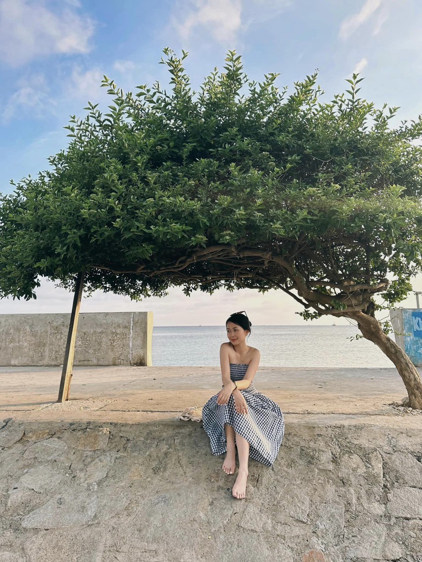 Phú Quý đang quá tải ngày cận lễ 30/4: xếp hàng ra chờ ra biển, một người chụp cả tá người nhìn - Ảnh 4.