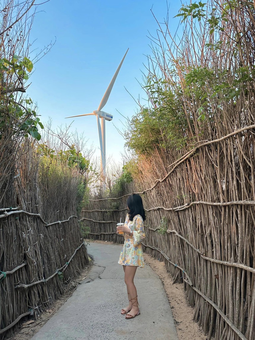 Phú Quý đang quá tải ngày cận lễ 30/4: xếp hàng ra chờ ra biển, một người chụp cả tá người nhìn - Ảnh 5.