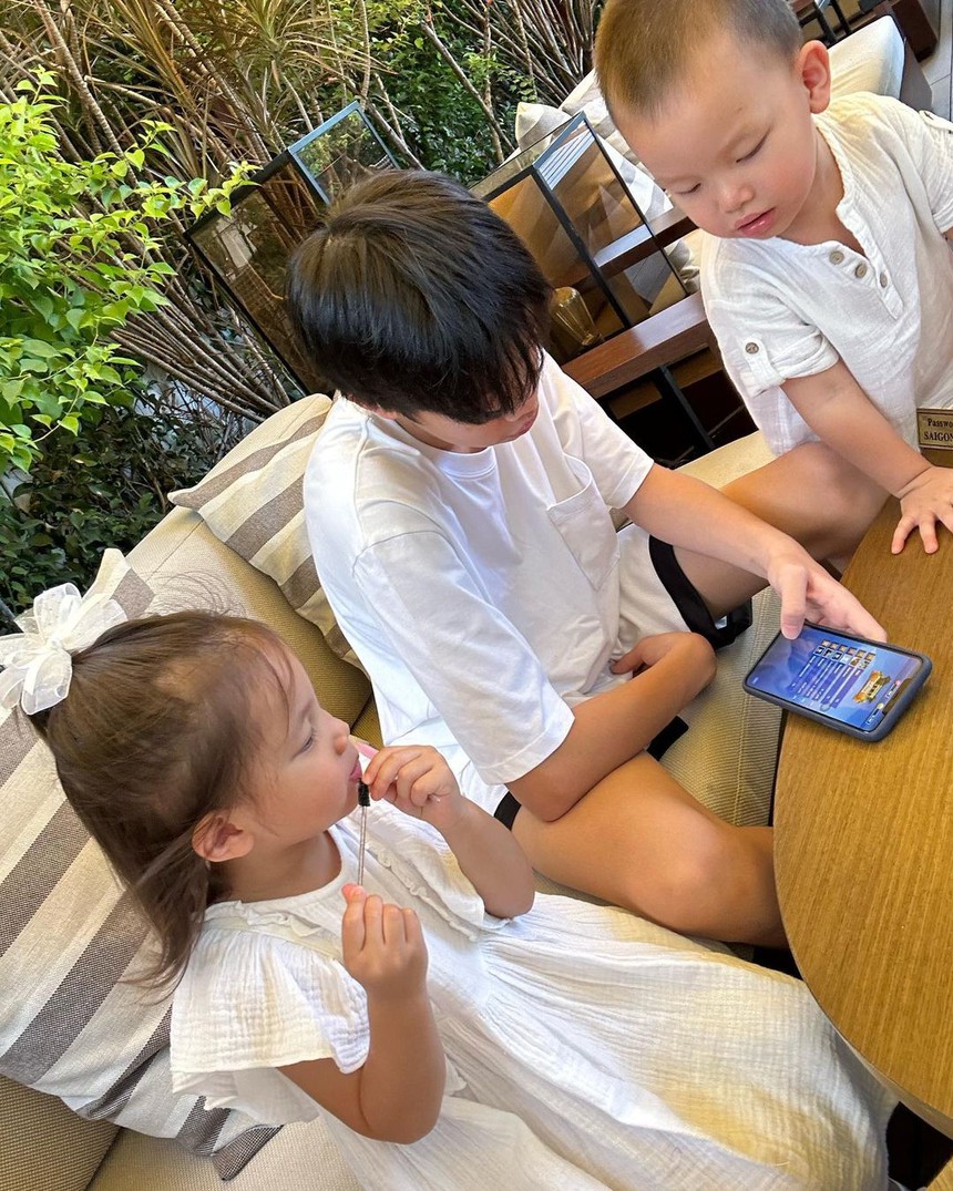 Bắt gặp khoảnh khắc quý tử nhà giàu của Hà Hồ bế em gái sang đường, ai dè thái độ của Kim Lý mới đáng bàn - Ảnh 4.