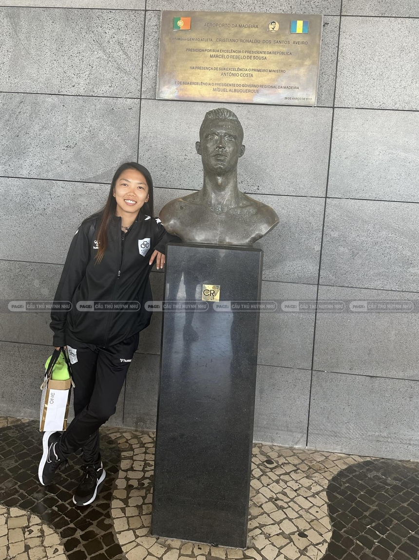 Huỳnh Như 'siuuu' trên quê hương của Ronaldo, được đồng đội động viên kiểu 'khó đỡ' trước khi về đá SEA Games - Ảnh 2.