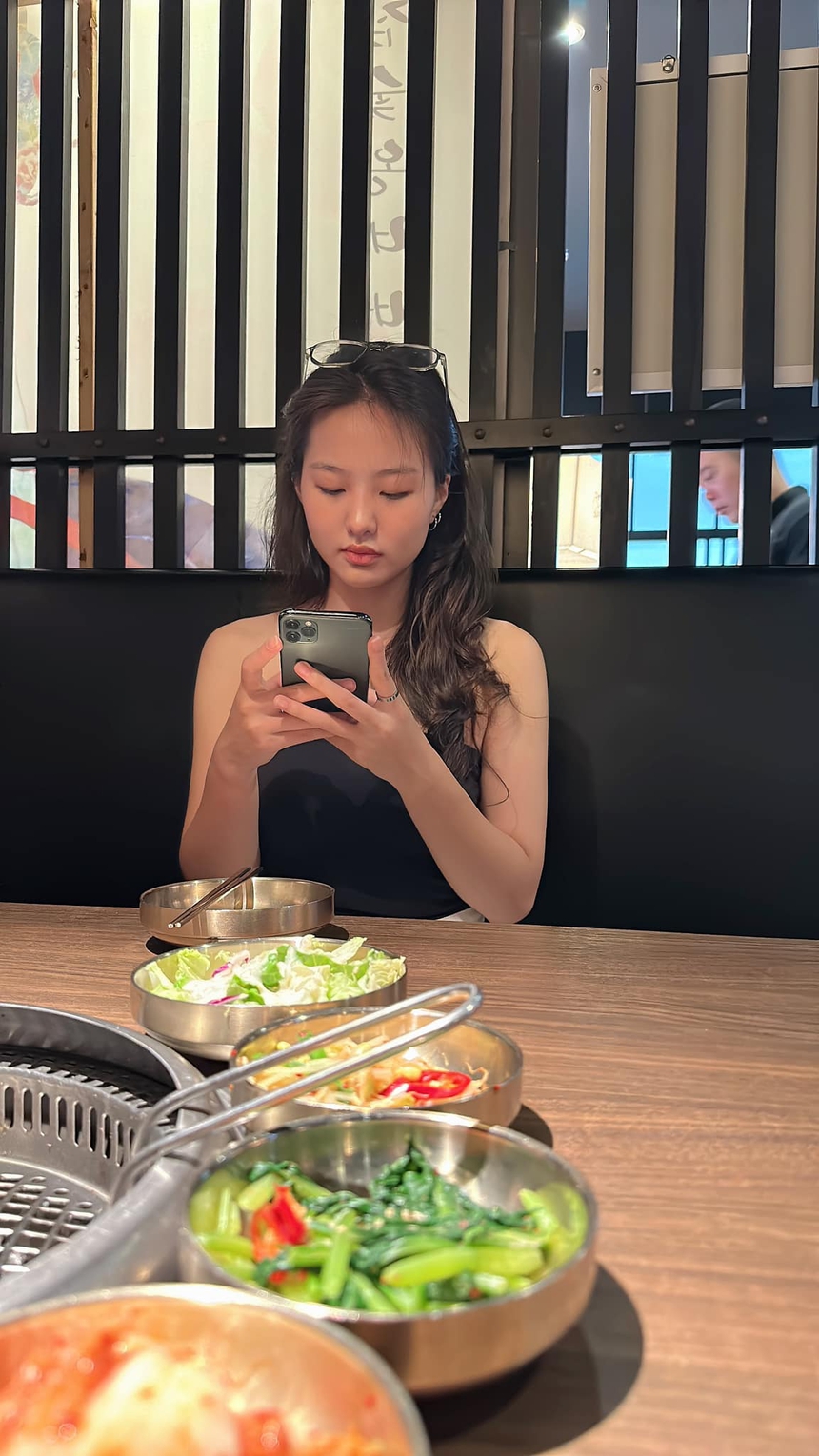 Hoa khôi bóng chuyền Kim Huệ chụp lén con gái qua cam thường, dân mạng hết lời khen 'phải đi thi hoa hậu' - Ảnh 1.