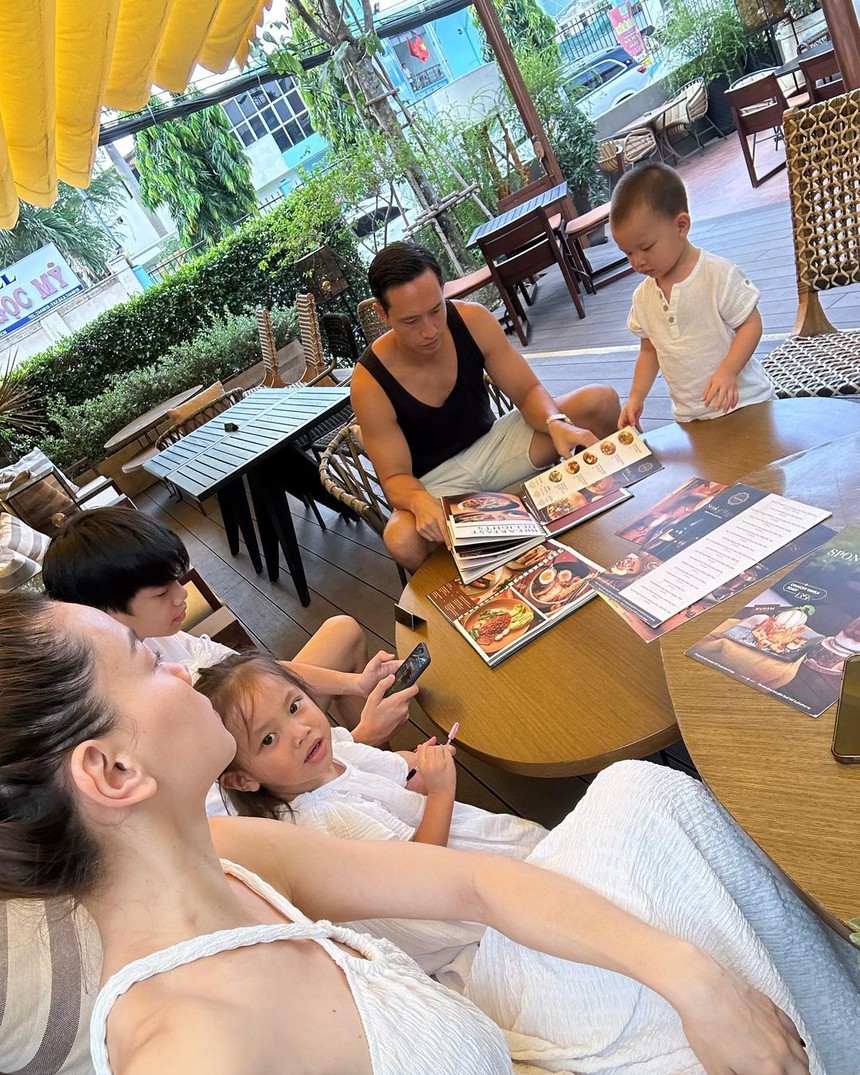 Bắt gặp khoảnh khắc quý tử nhà giàu của Hà Hồ bế em gái sang đường, ai dè thái độ của Kim Lý mới đáng bàn - Ảnh 5.