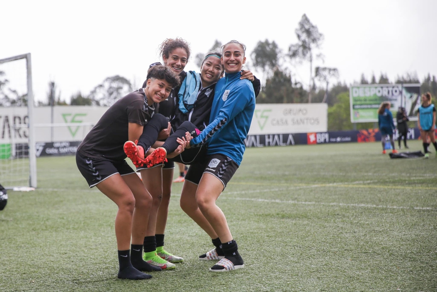 Huỳnh Như 'siuuu' trên quê hương của Ronaldo, được đồng đội động viên kiểu 'khó đỡ' trước khi về đá SEA Games - Ảnh 5.