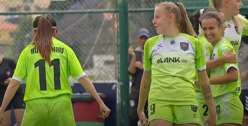 Huỳnh Như lỡ cơ hội khó tin, ăn mừng kiểu Ronaldo trước khi về nước dự SEA Games - Ảnh 2. Huỳnh Như lỡ cơ hội khó tin, ăn mừng kiểu Ronaldo trước khi về nước dự SEA Games - Ảnh 2.