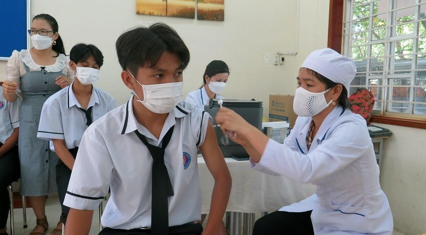 Dịch Covid-19: Đẩy nhanh tiến độ tiêm vaccine cho trẻ từ 5 - 17 tuổi - Ảnh 1.