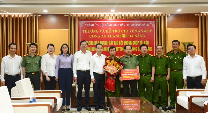 Đà Nẵng tuyên dương lực lượng phá án thành công vụ cướp ngân hàng - Ảnh 1.