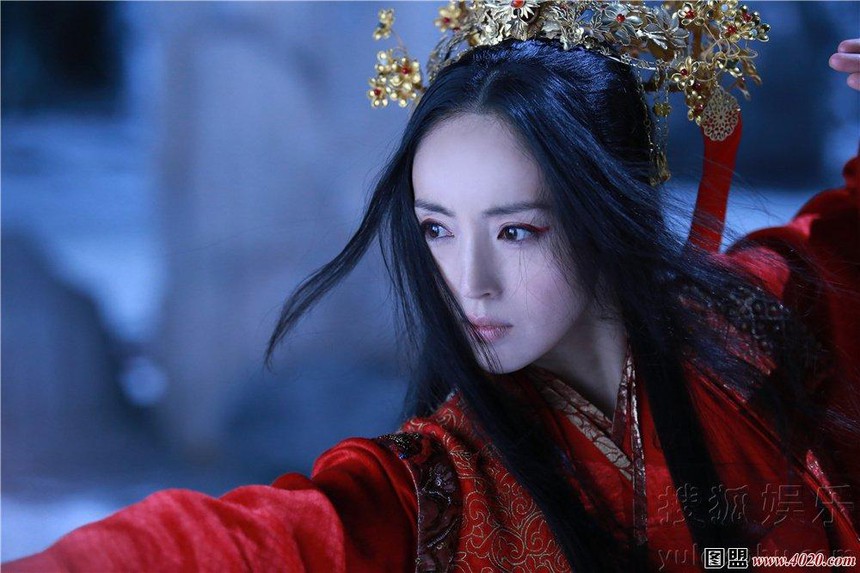 Giật mình vì nét già nua của 'mỹ nhân không tuổi' một thời, đã vậy còn đóng cặp với bạn diễn kém 13 tuổi! - Ảnh 8.