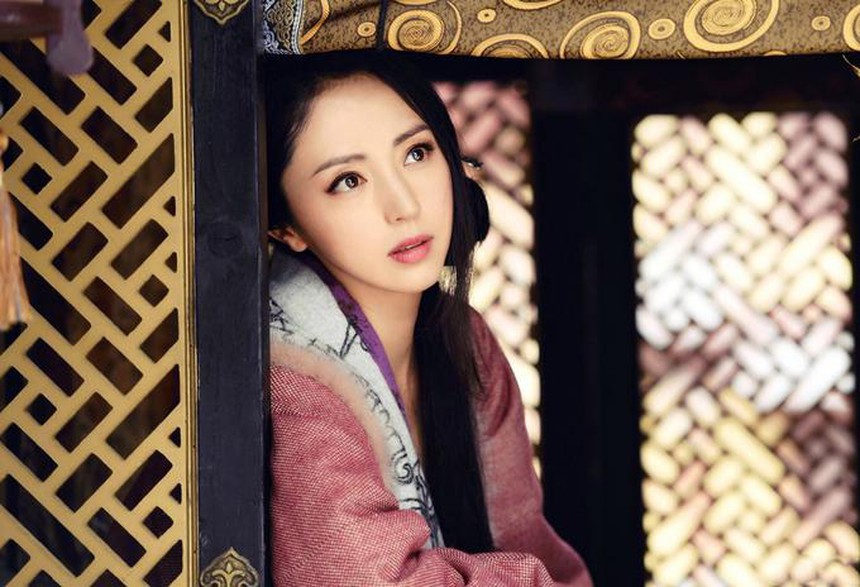 Giật mình vì nét già nua của 'mỹ nhân không tuổi' một thời, đã vậy còn đóng cặp với bạn diễn kém 13 tuổi! - Ảnh 2.