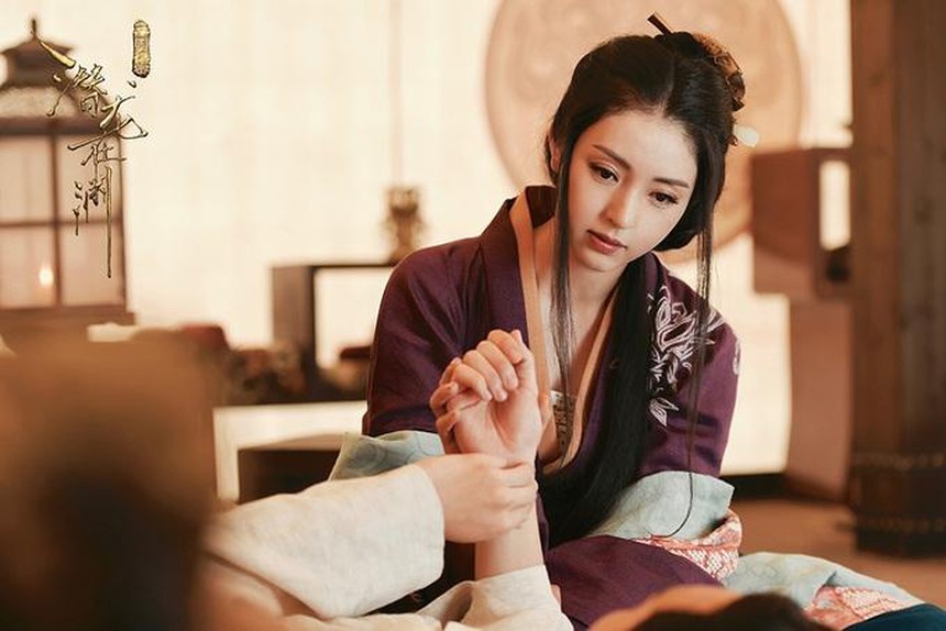 Giật mình vì nét già nua của 'mỹ nhân không tuổi' một thời, đã vậy còn đóng cặp với bạn diễn kém 13 tuổi! - Ảnh 1.