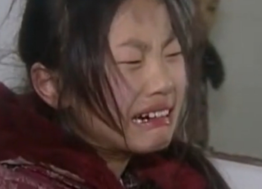 Bé gái 11 tuổi mắc bệnh lạ, tay chân bỏng rát đau đớn nhưng nhúng vào nước lạnh liền khỏi, bác sỹ kiểm tra mới phát hiện chân tướng - Ảnh 1.