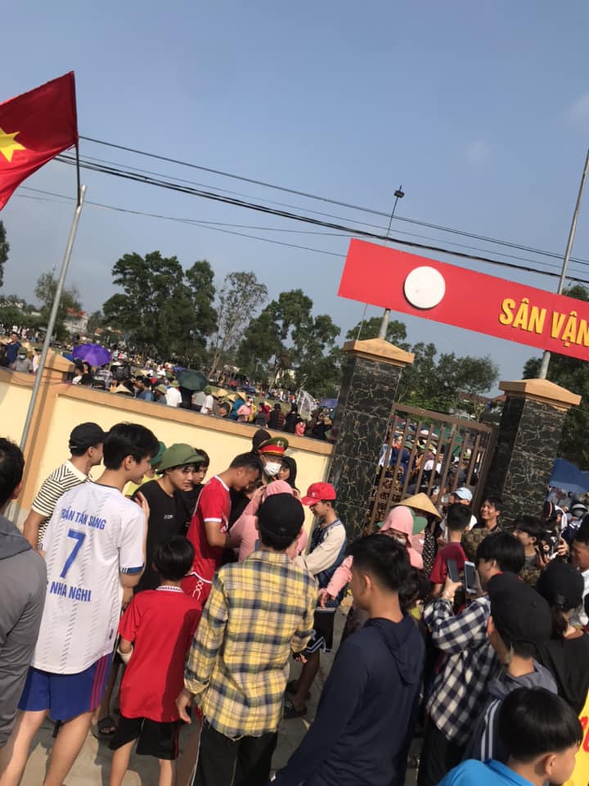 Sốt với trận cầu thiện nguyện của Quế Ngọc Hải: Khán giả đông không kém chảo lửa thành Vinh - Ảnh 5.