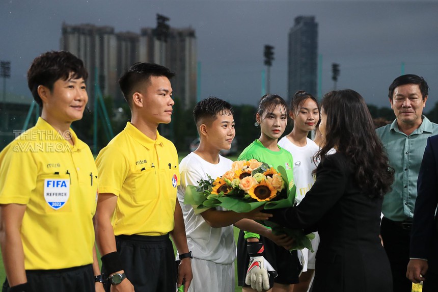 Nữ thủ môn 18 tuổi của Hà Nam xinh như hot girl, có một điểm còn 'out trình cả hoa hậu' - Ảnh 2. Nữ thủ môn 18 tuổi của Hà Nam xinh như hot girl, có một điểm còn 'out trình cả hoa hậu' - Ảnh 2.