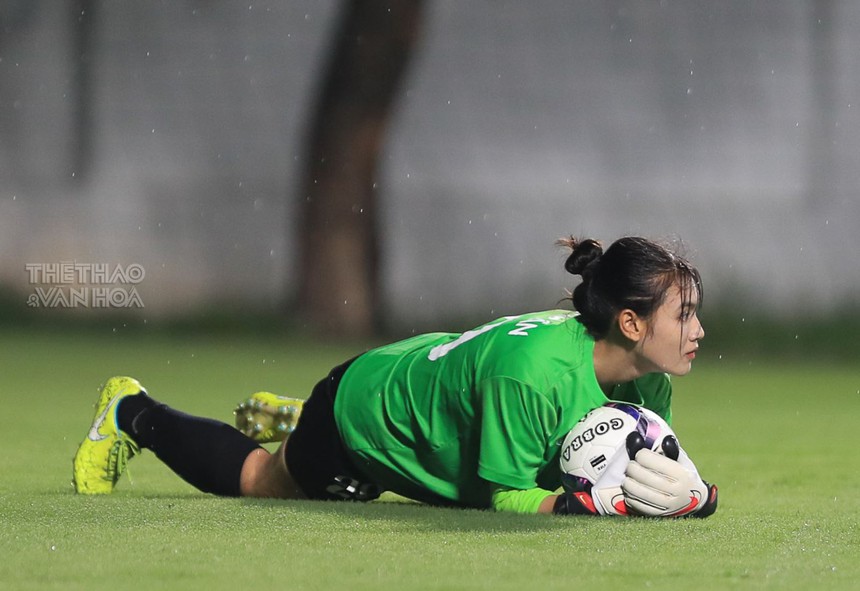 Nữ thủ môn 18 tuổi của Hà Nam xinh như hot girl, có một điểm còn 'out trình cả hoa hậu' - Ảnh 4. Nữ thủ môn 18 tuổi của Hà Nam xinh như hot girl, có một điểm còn 'out trình cả hoa hậu' - Ảnh 4.