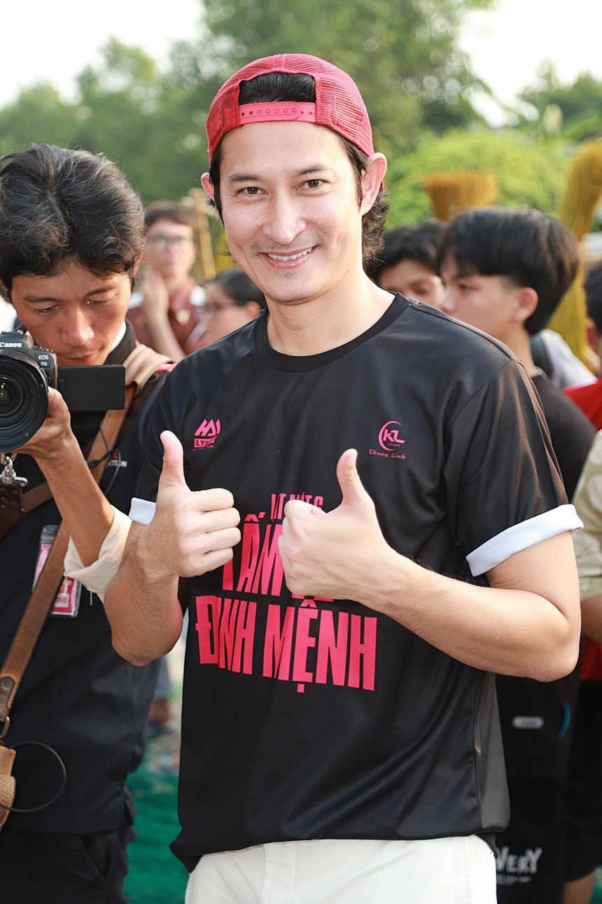 Lý Hải - Minh Hà thích thú với nhiều quà 'độc' từ khán giả trước giờ chiếu miễn phí 'Lật Mặt 6'  - Ảnh 7.