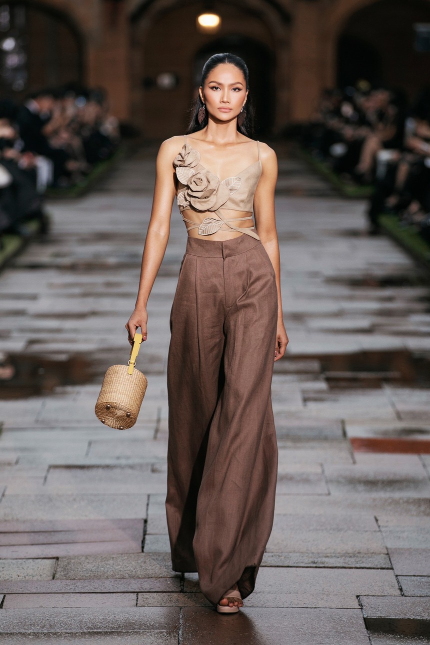 Catwalk cùng H'Hen Niê, Minh Tú... trong show ở nước ngoài, Ngọc Châu gây tranh cãi khi cười quá tươi - Ảnh 6.