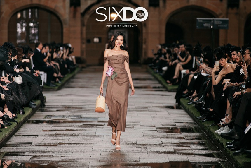 Catwalk cùng H'Hen Niê, Minh Tú... trong show ở nước ngoài, Ngọc Châu gây tranh cãi khi cười quá tươi - Ảnh 3.