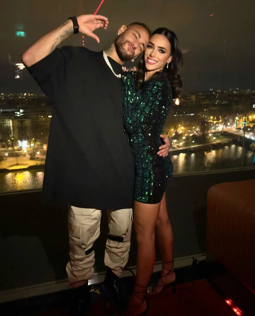 Nước đi cao tay của nàng WAG nóng bỏng khiến Neymar nghỉ chơi với bạn xấu: Cô ấy không bao giờ nổi giận - Ảnh 1. Nước đi cao tay của nàng WAG nóng bỏng khiến Neymar nghỉ chơi với bạn xấu: Cô ấy không bao giờ nổi giận - Ảnh 1.