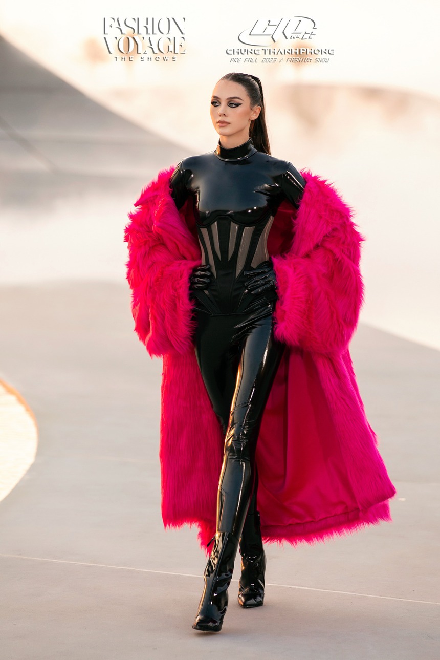 Vợ mẫy tây của Bùi Tiến Dũng catwalk thần thái, được fan khen lấn át cả dàn mẫu Việt đình đám - Ảnh 1.