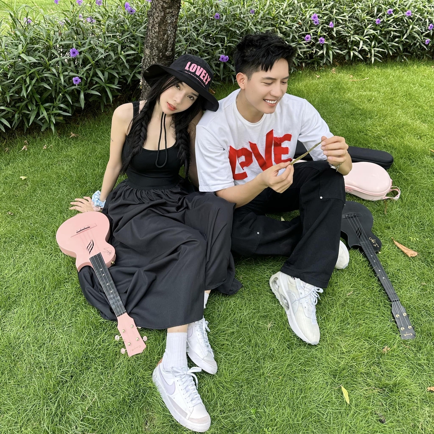 1 cặp đôi Vbiz lộ hint hẹn hò rõ mồn một, dính nhau như sam nhưng khi nào công khai thì không biết! - Ảnh 1.