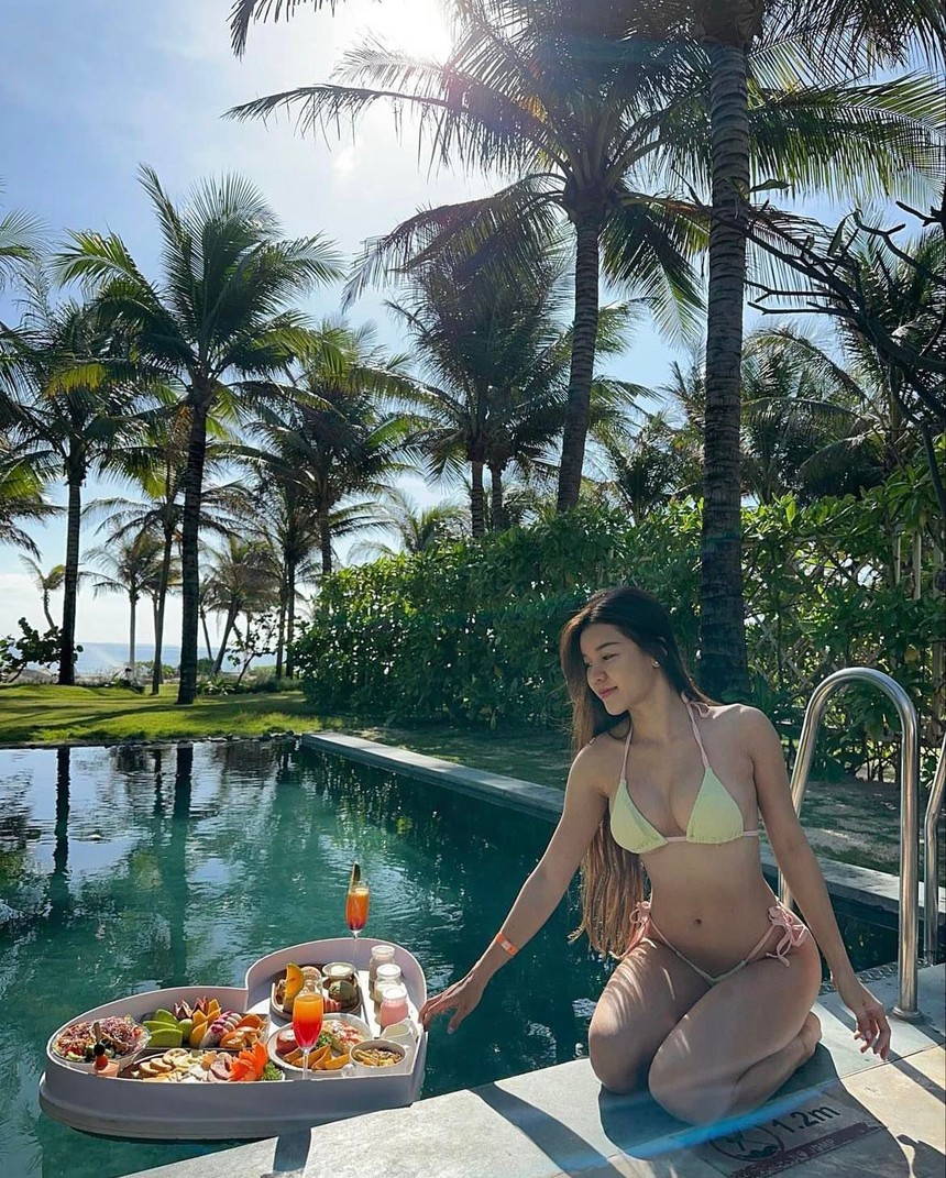 Chưa tới nghỉ lễ mà hội WAG toàn hot girl đã cháy với bikini, xả kho ảnh xịn đi biển - Ảnh 10.