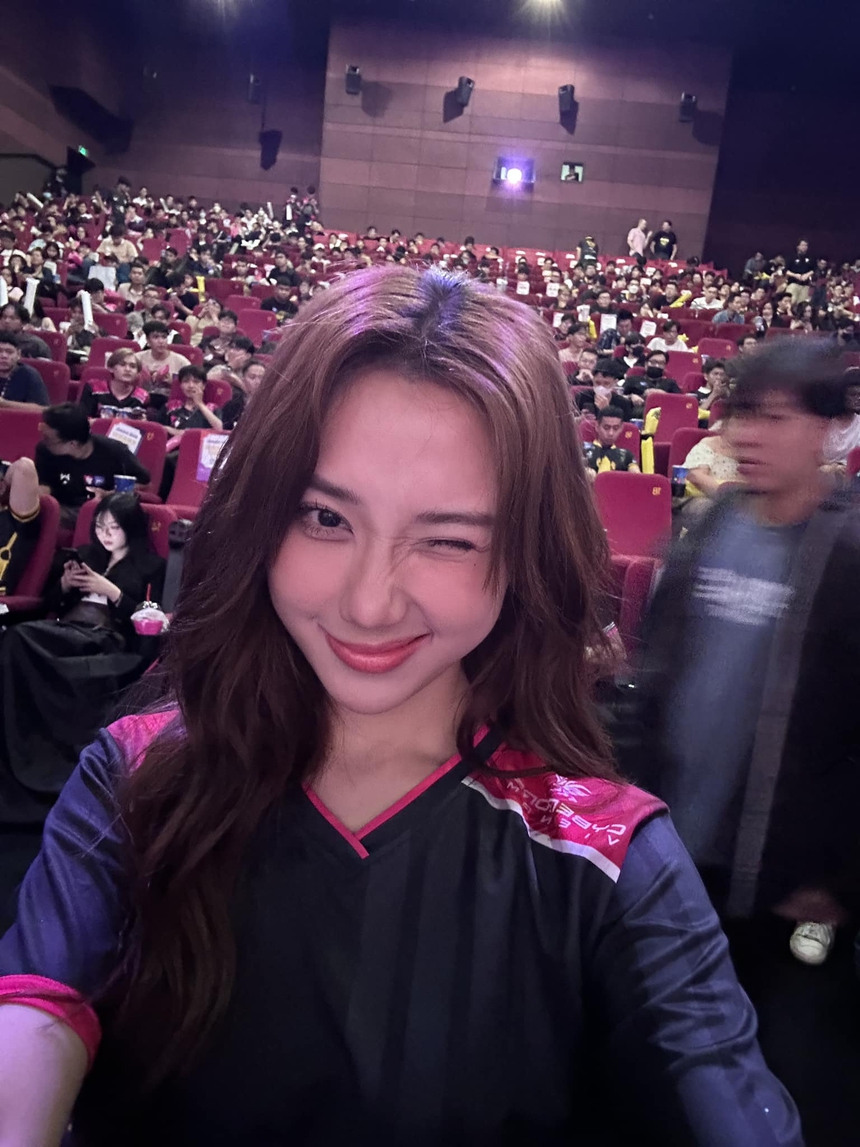 Ngắm thời trang đi dự sự kiện của Mina Young, nữ streamer khiến fan hiểu lầm tai hại - Ảnh 1.