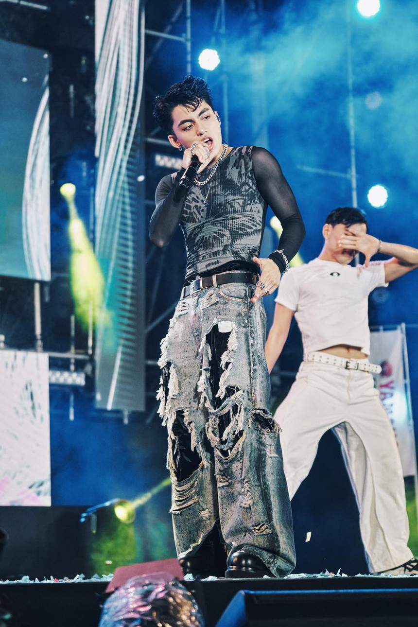 MONO khoe visual điển trai khi đi diễn nhưng chiếc áo độc lạ 'kín trước hở sau' mới gây 'ú òa' - Ảnh 6.