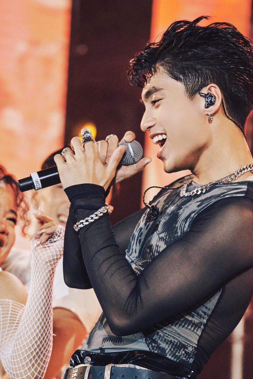 MONO khoe visual điển trai khi đi diễn nhưng chiếc áo độc lạ 'kín trước hở sau' mới gây 'ú òa' - Ảnh 7.