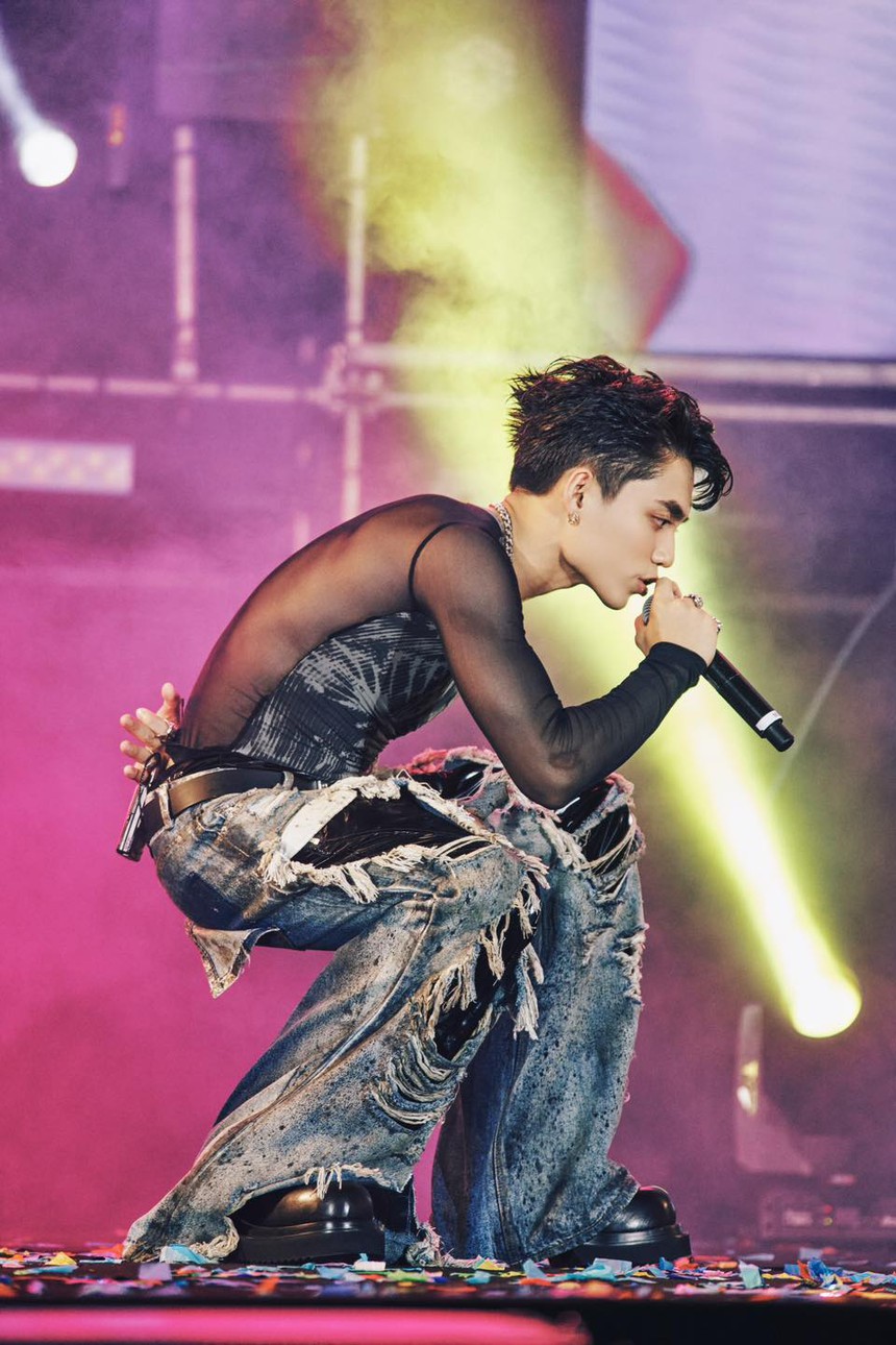 MONO khoe visual điển trai khi đi diễn nhưng chiếc áo độc lạ 'kín trước hở sau' mới gây 'ú òa' - Ảnh 5.