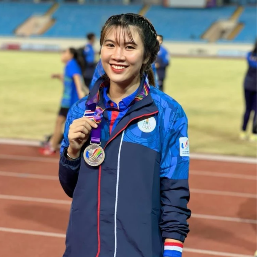 Mĩ nhân SEA Games thừa nhận không dám đăng ảnh nóng bỏng vì mẹ không cho, nhìn đôi chân biết ngay là dân thể thao  - Ảnh 2.